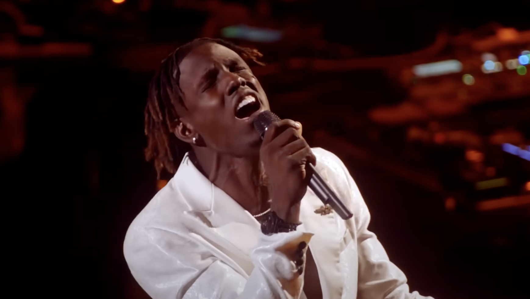 jamal-roberts-transforms-“tennessee-whiskey”-with-soulful,-one-of-a-kind-idol-performance