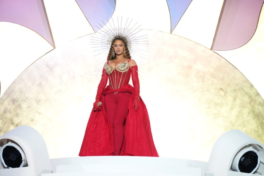 the-meaning-of-beyonce’s-three-epic-performance-looks-from-dubai