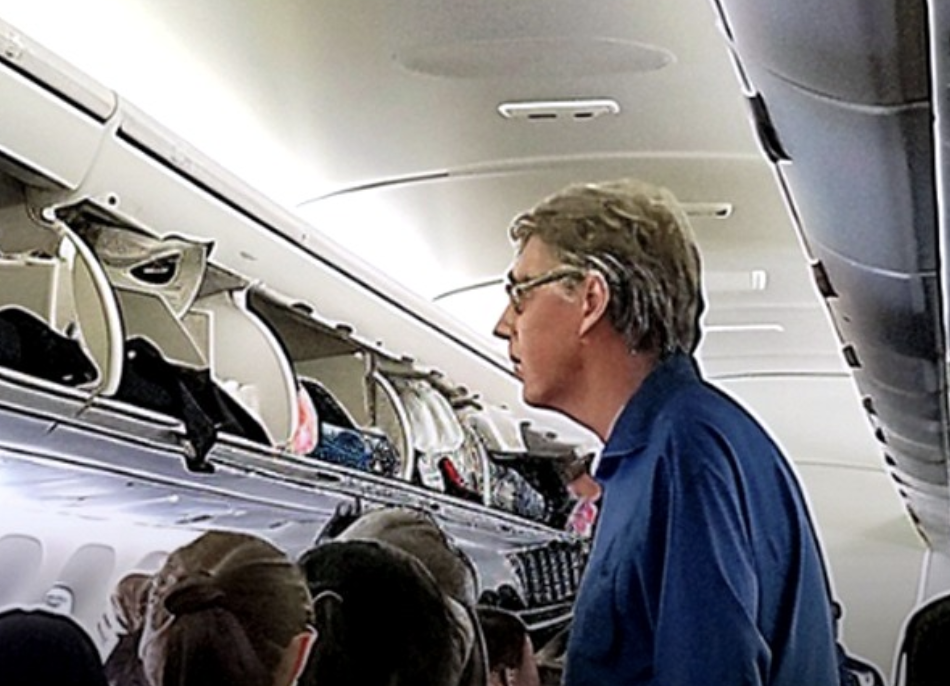 man-mocks-boy-reading-aloud-on-plane,-begs-pardon-by-the-end-of-the-flight