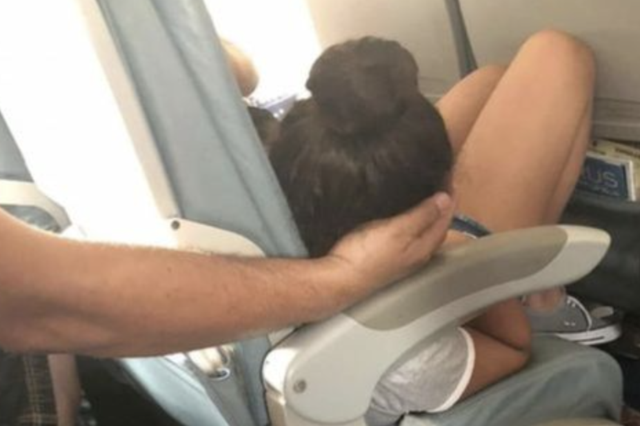 dad-sparks-online-debate-after-cradling-daughter’s-head-for-45-minutes-so-she-could-sleep-during-a-flight