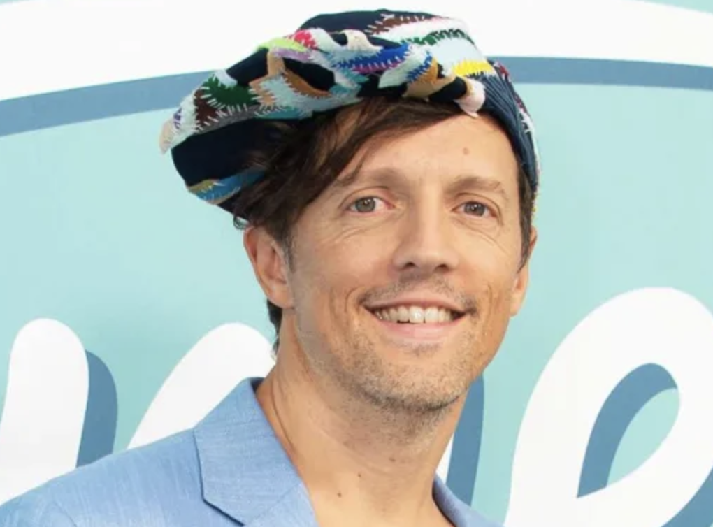 jason-mraz-reveals-he-came-out-later-in-life-because-being-gay-was-a-‘punchline’-in-the-’90s’