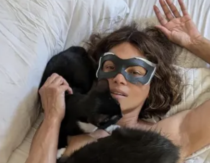 halle-berry-poses-topless-with-her-cats-to-celebrate-20th-anniversary-of-‘catwoman’