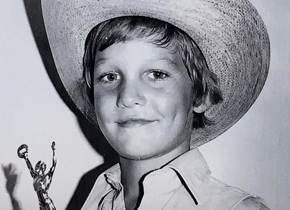 boy-in-this-pic-was-thrown-in-river-by-mom,-yet-at-53-is-a-hollywood-icon-&-was-named-‘sexiest-man-alive’-once