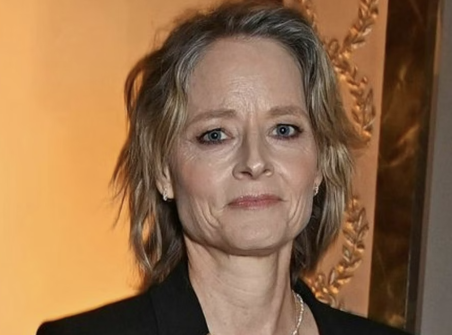 jodie-foster-&-her-gorgeous-wife-make-a-rare-appearance-in-matching-elegant-outfits:-photos