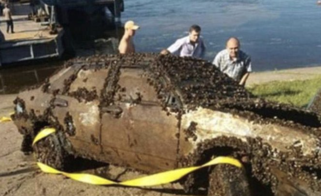 bomb-discovery!-he-accidentally-found-a-car-at-the-bottom-of-the-river-and-called-the-police