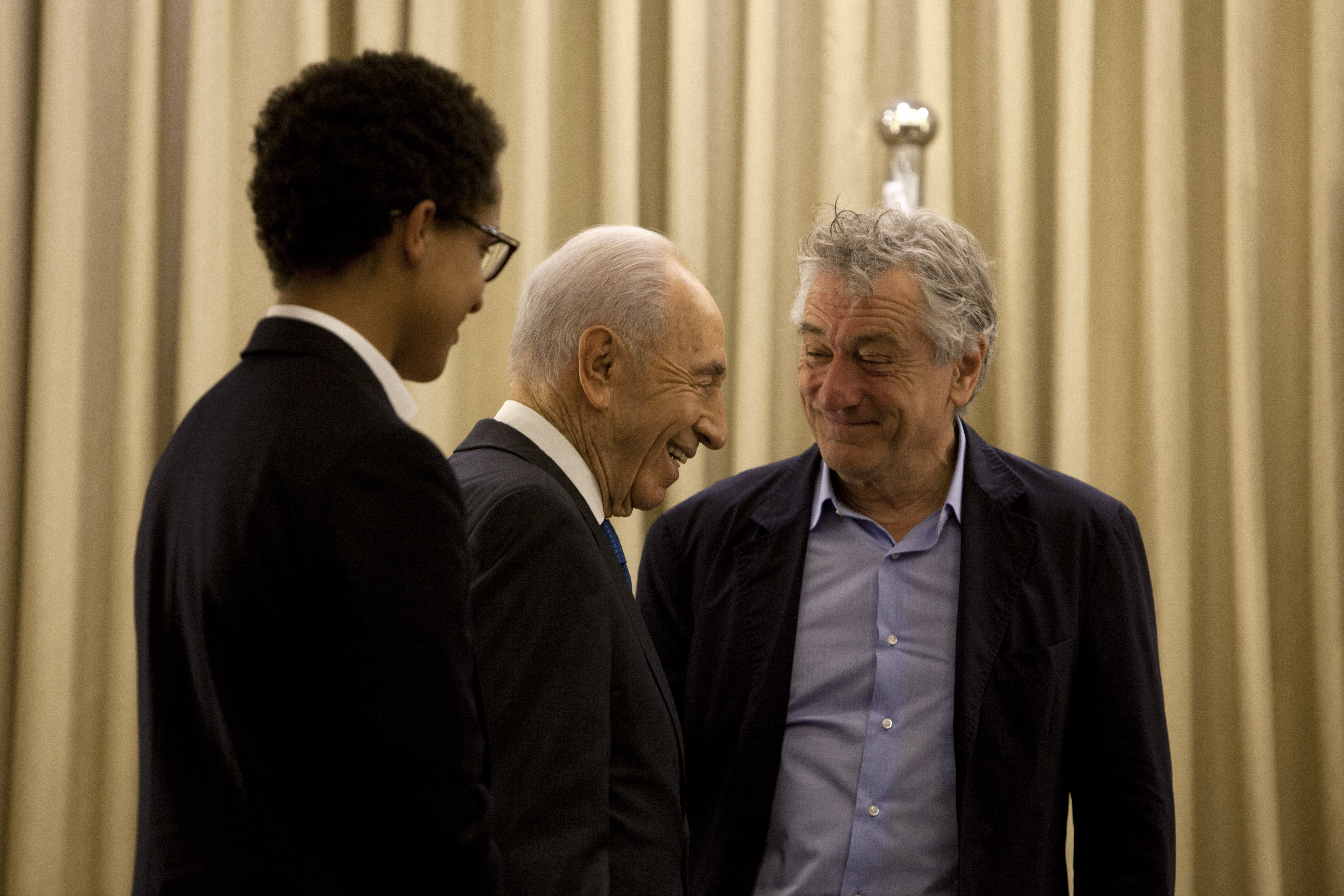 Israel's President Shimon Peres walks past Robert De Niro and his son Julian Henry De Niro during their meeting at the President's residence on June 18, 2013, in Jerusalem, Israel | Source: Getty Images