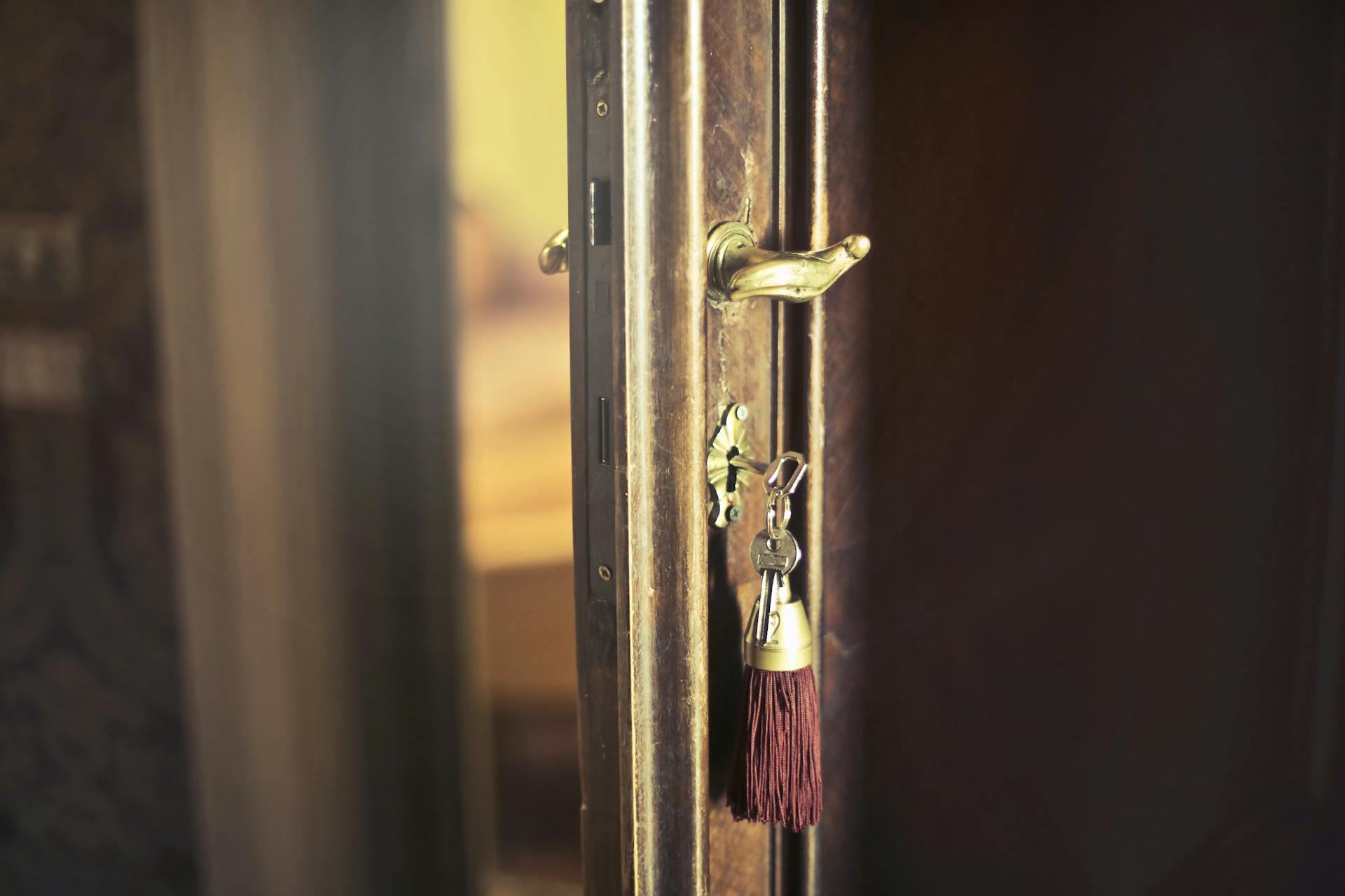 A key hanging from a door | Source: Pexels