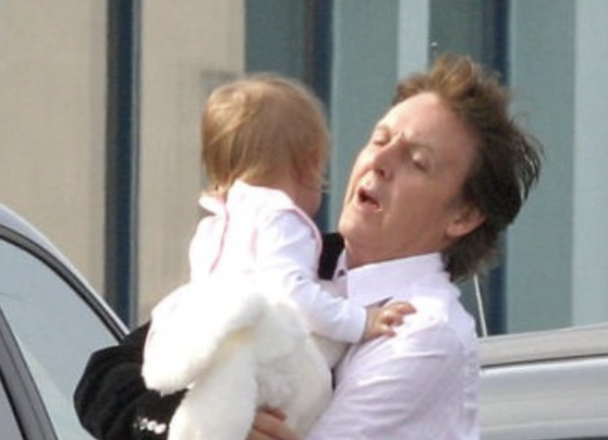 beatrice-milly-mccartney-is-20-and-she’s-the-spitting-image-of-her-famous-dad