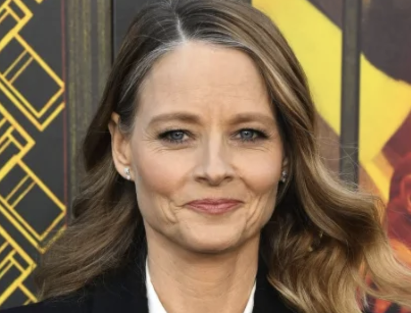 “i’m-embracing-aging.”-jodie-foster,-60,-stuns-without-makeup-and-in-casual-attire,-appears-much-younger