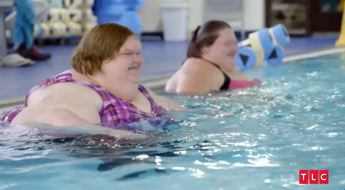 Amy and Tammy Slaton participate in a swimming exercise in TLC's 