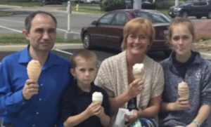 stranger-snaps-photo-of-family-eating-ice-cream-together-–-days-later-receives-text-that-changes-everything