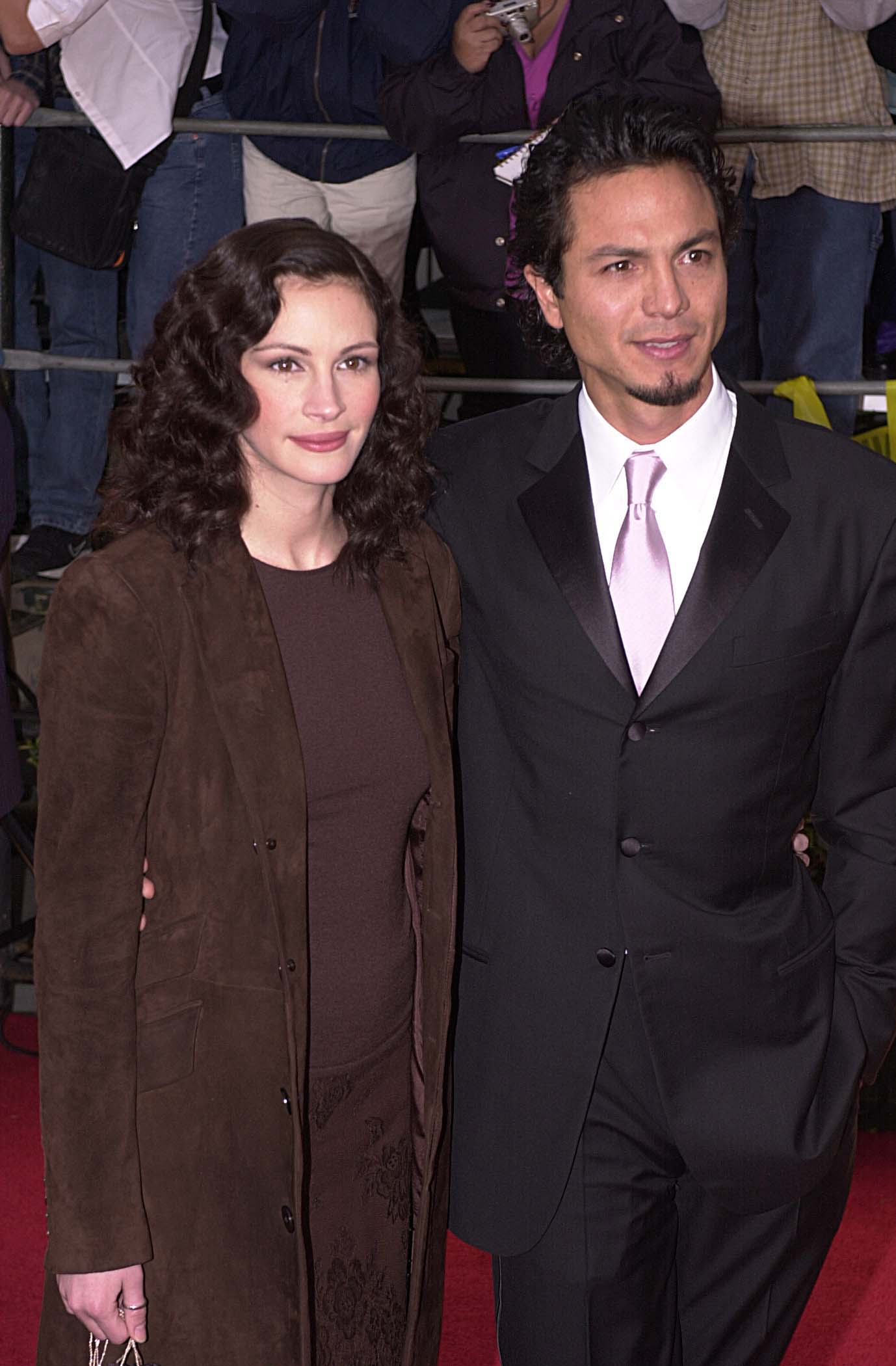 Julia Roberts and Benjamin Bratt at the Screen Actors Guild Awards in Los Angeles, California in 2001. | Source: Getty Images