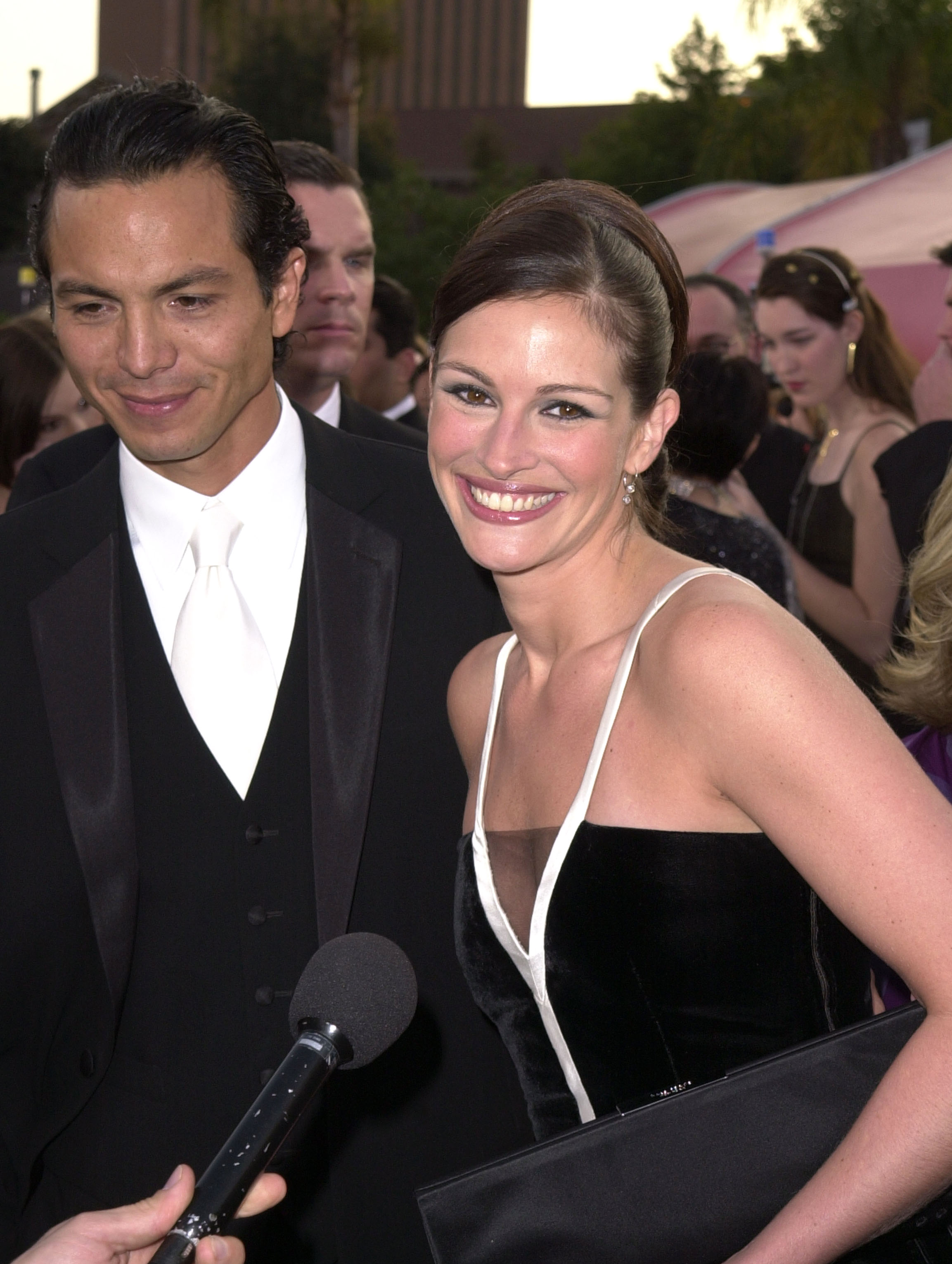 Benjamin Bratt and Julia Roberts at the 73rd Annual Academy Awards in Los Angeles, California in 2001. | Source: Getty Images