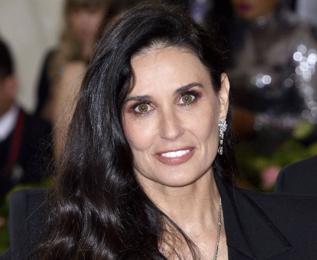 at-61,-demi-moore-proves-once-again-that-age-is-just-a-number,-looking-as-stunning-as-ever!