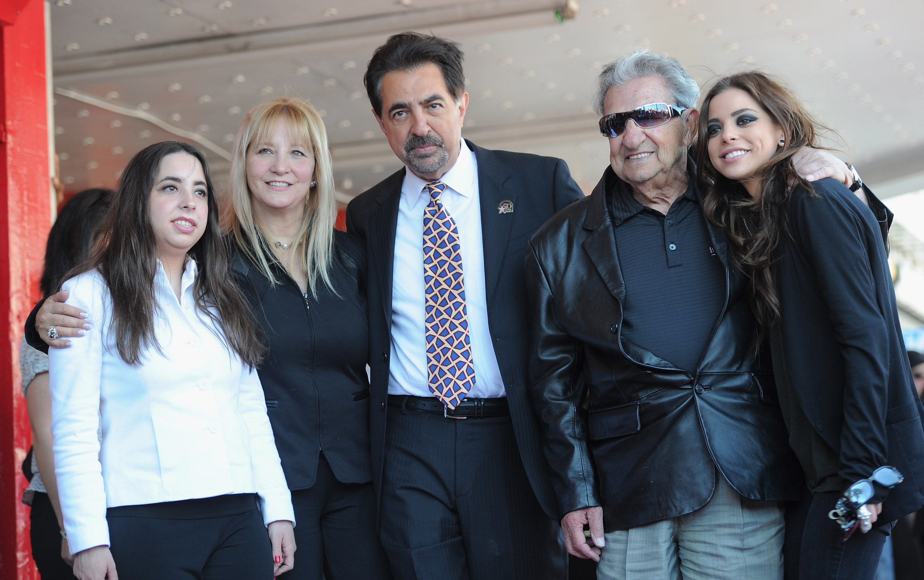 Mia, Joe, Gia, and Will Mantegna with Arlene Vrhel on the Hollywood Walk of Fame on April 29, 2011, in Hollywood, California | Source: Getty Images