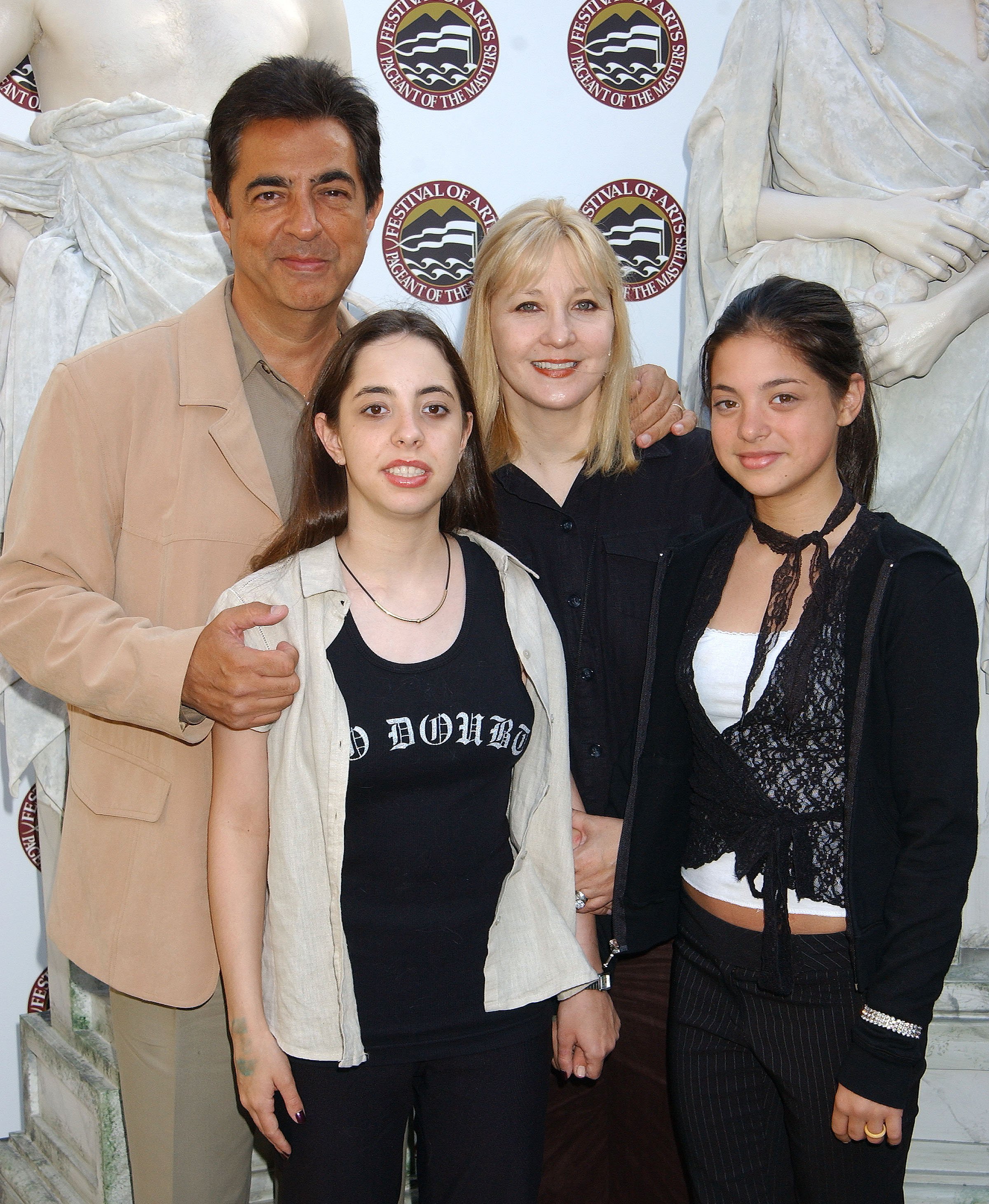 Joe, Mia, and Gia Mantegna with Arlene Vrhel at the Festival of Arts in Laguna Beach, California, in 2017. | Source: Getty Images