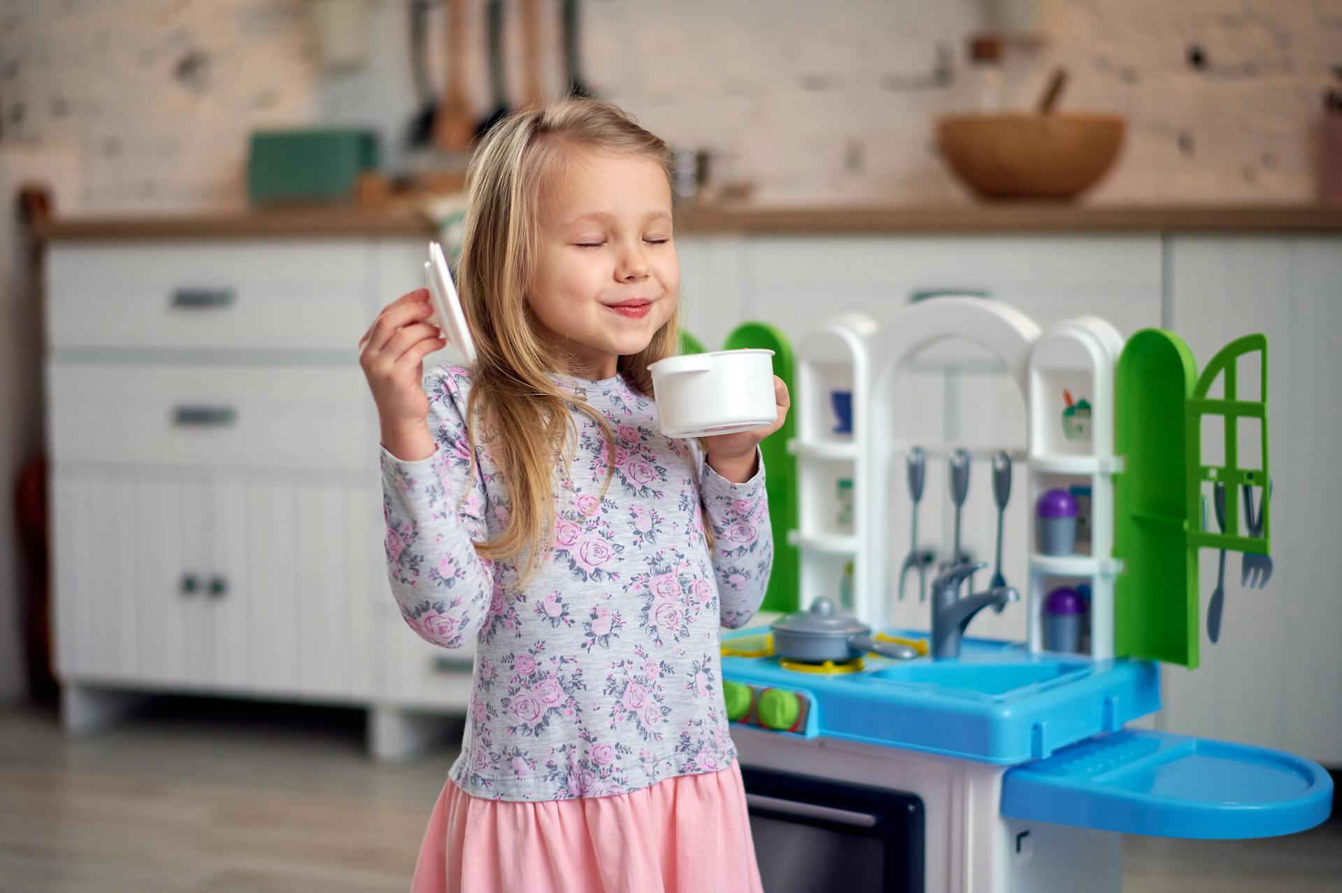 A girl playing with her kitchen set | Source: Pexels