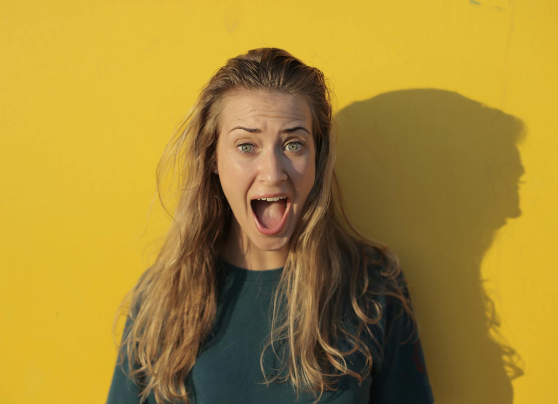 A woman shouting | Source: Pexels