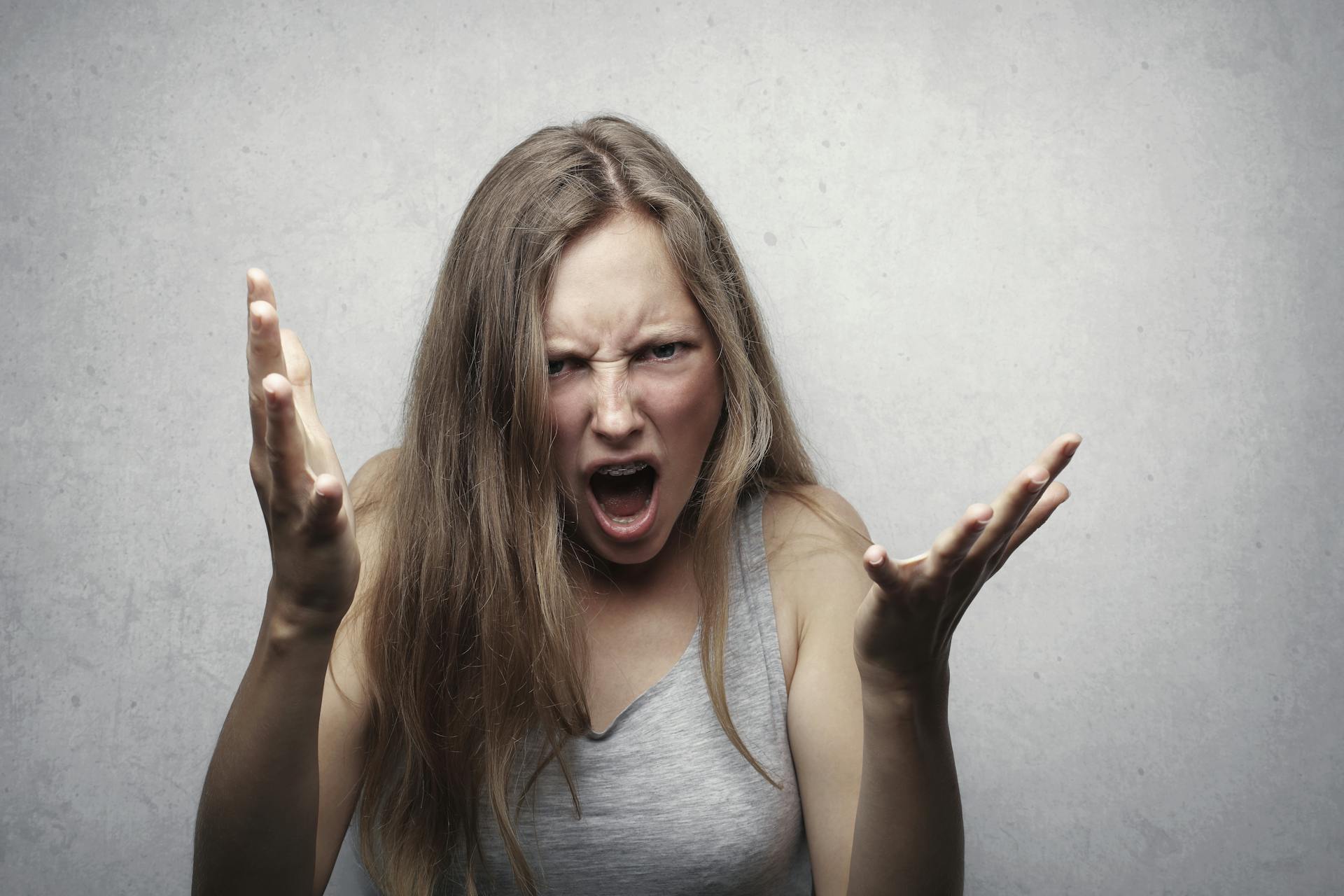 A woman gesturing angrily | Source: Pexels