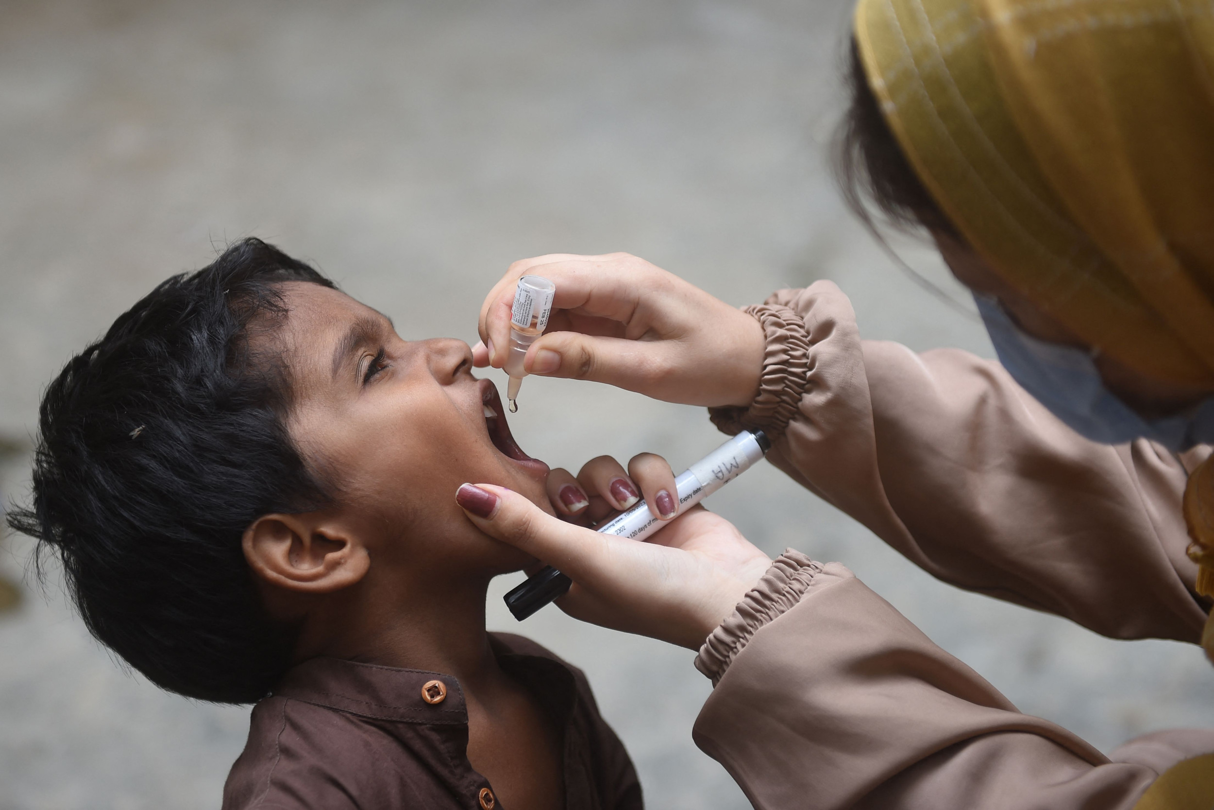 Polio Worker Pakistan Administers Vaccine