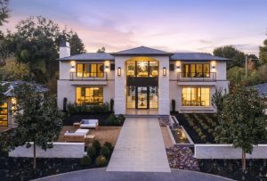 nba-star-stephen-curry-moved-into-a-new-mansion-in-la-to-welcome-a-new-member