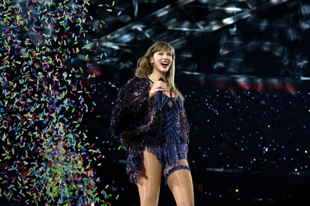 taylor-swift-gets-‘nicest-early-birthday-present’-at-billboard-music-awards