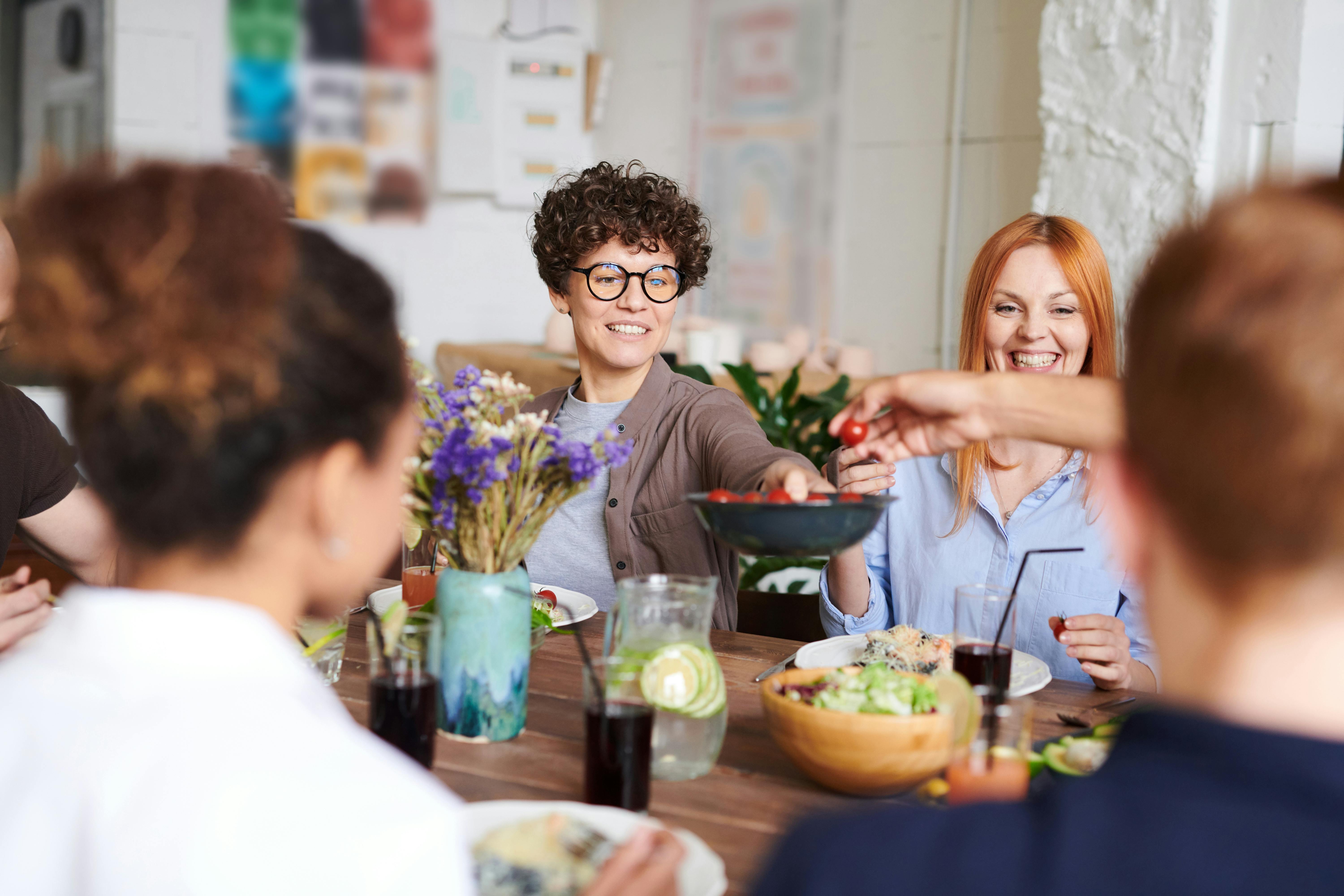 Women talking in a restaurant | Source: Pexels