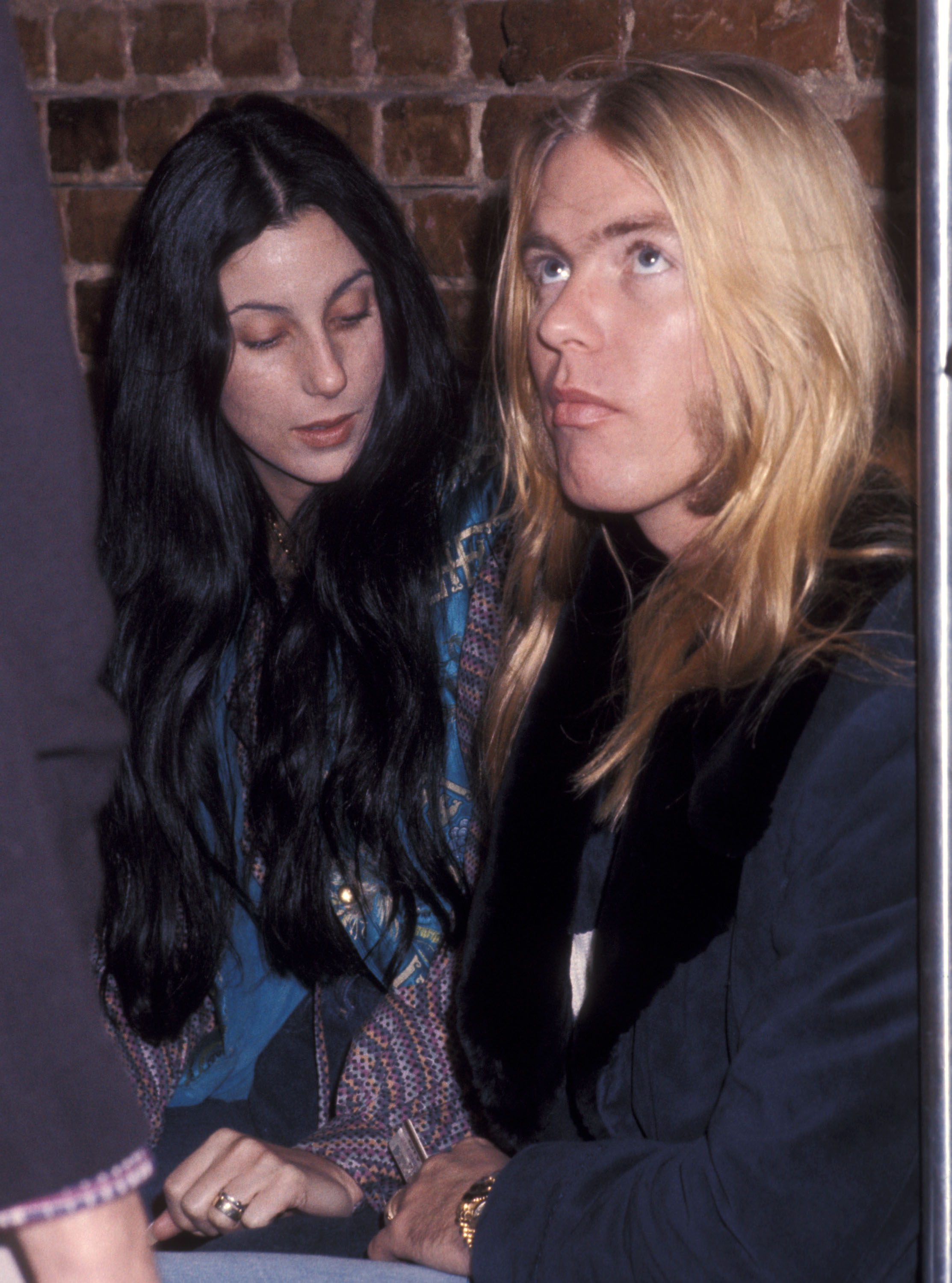 Cher and Gregg Allman shop on Wisconsin Avenue in Washington, DC, on January 21, 1977 | Source: Getty Images