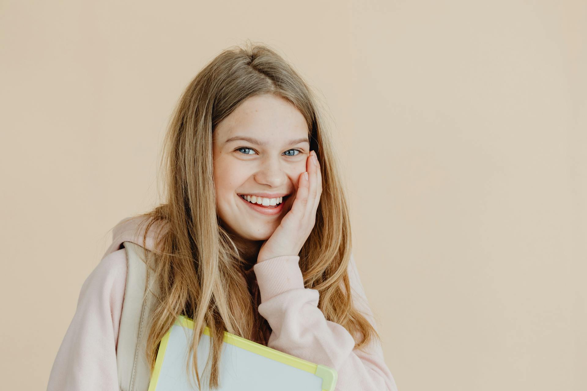 A teenage girl laughing | Source: Pexels