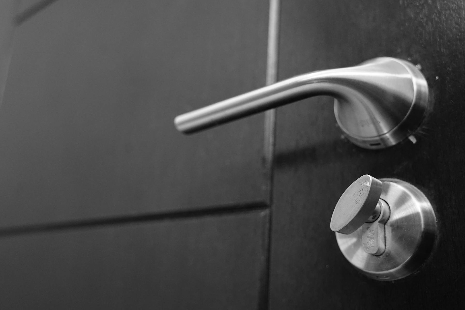 A close-up shot of a doorknob | Source: Pexels