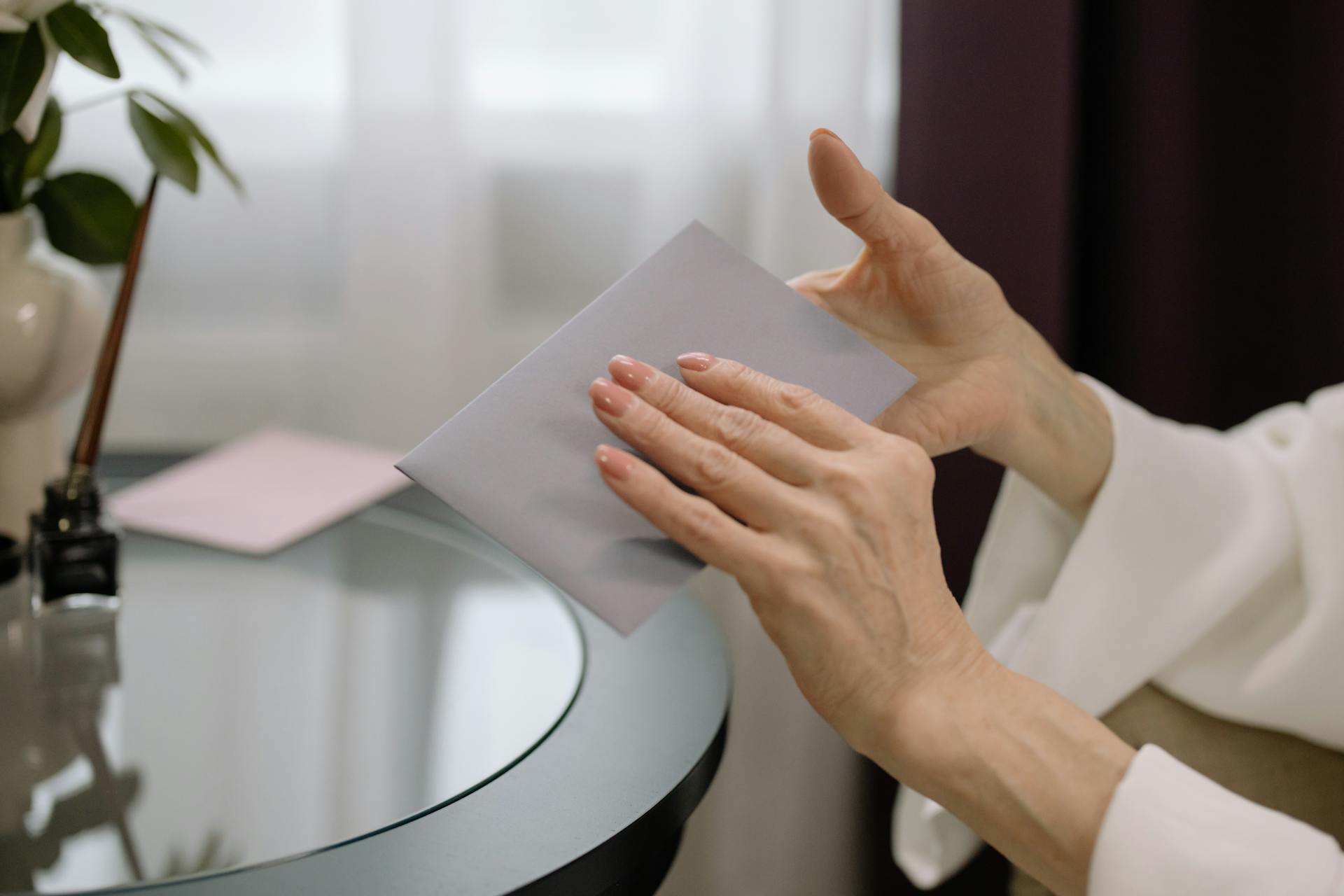 A woman holding an envelope | Source: Pexels