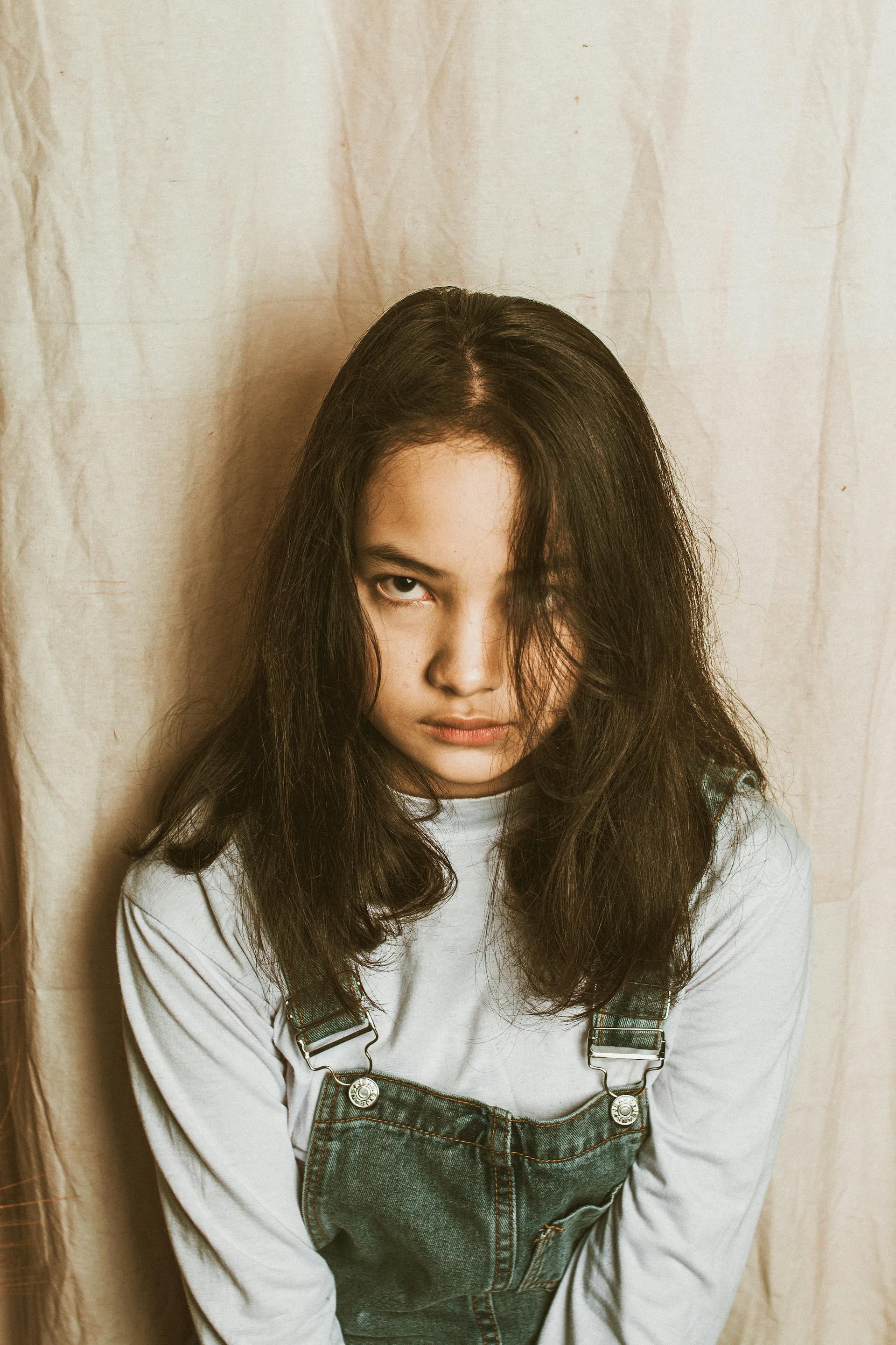 A distressed teenage girl looking up | Source: Pexels