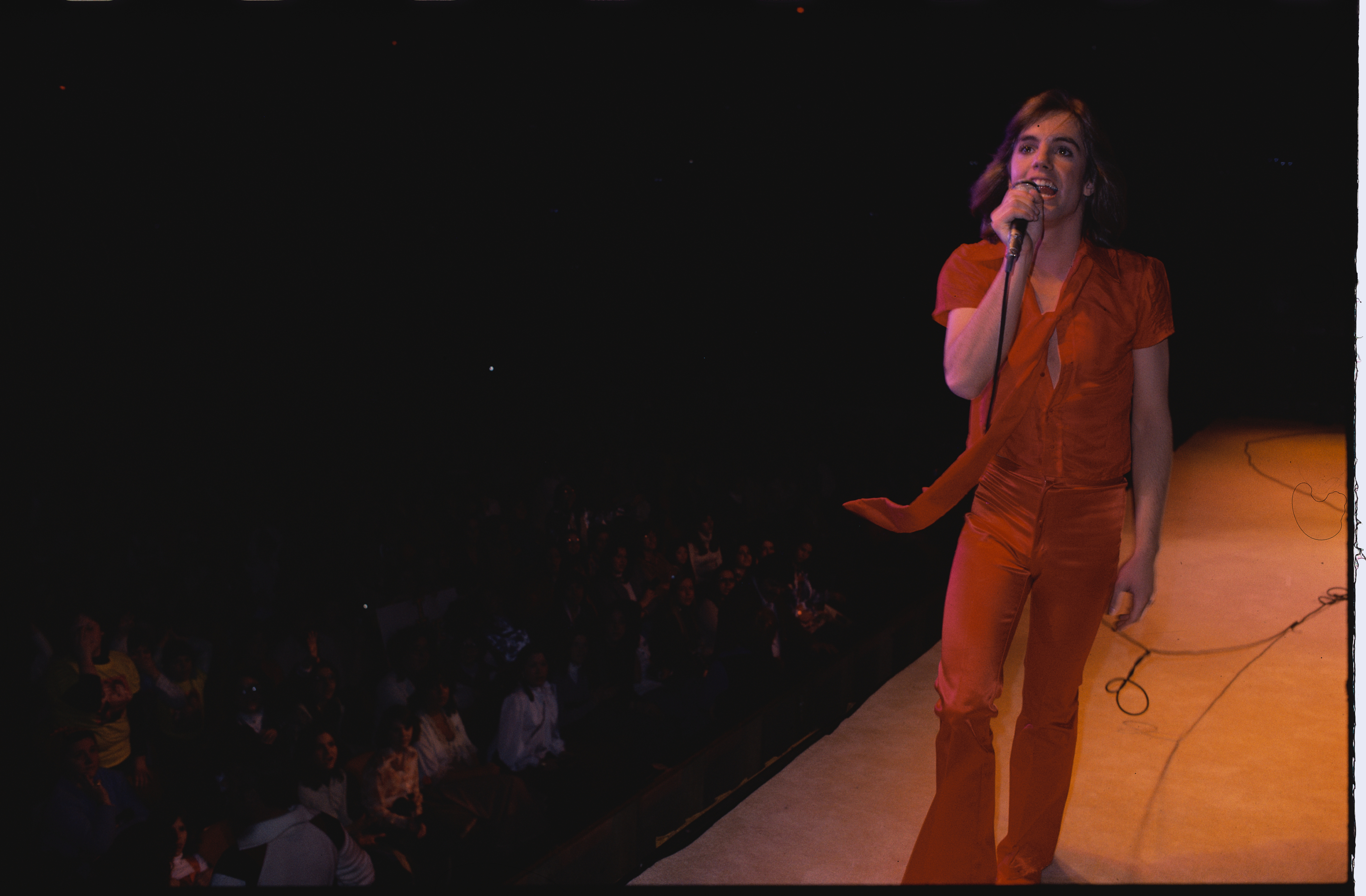 The teen idol singing on stage on January 1, 1978 | Source: Getty Images