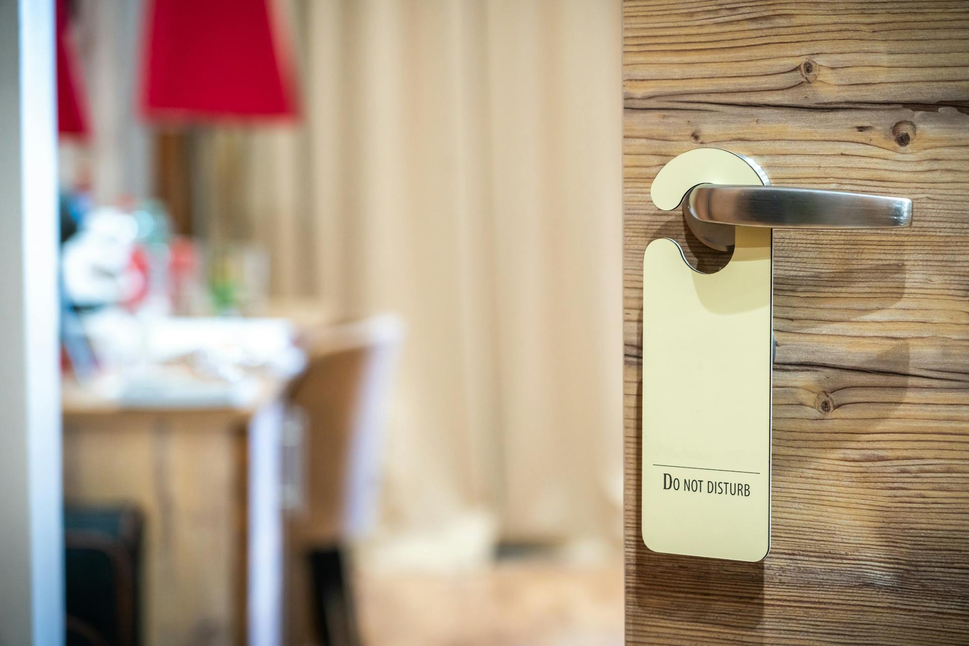 A hotel room door | Source: Pexels