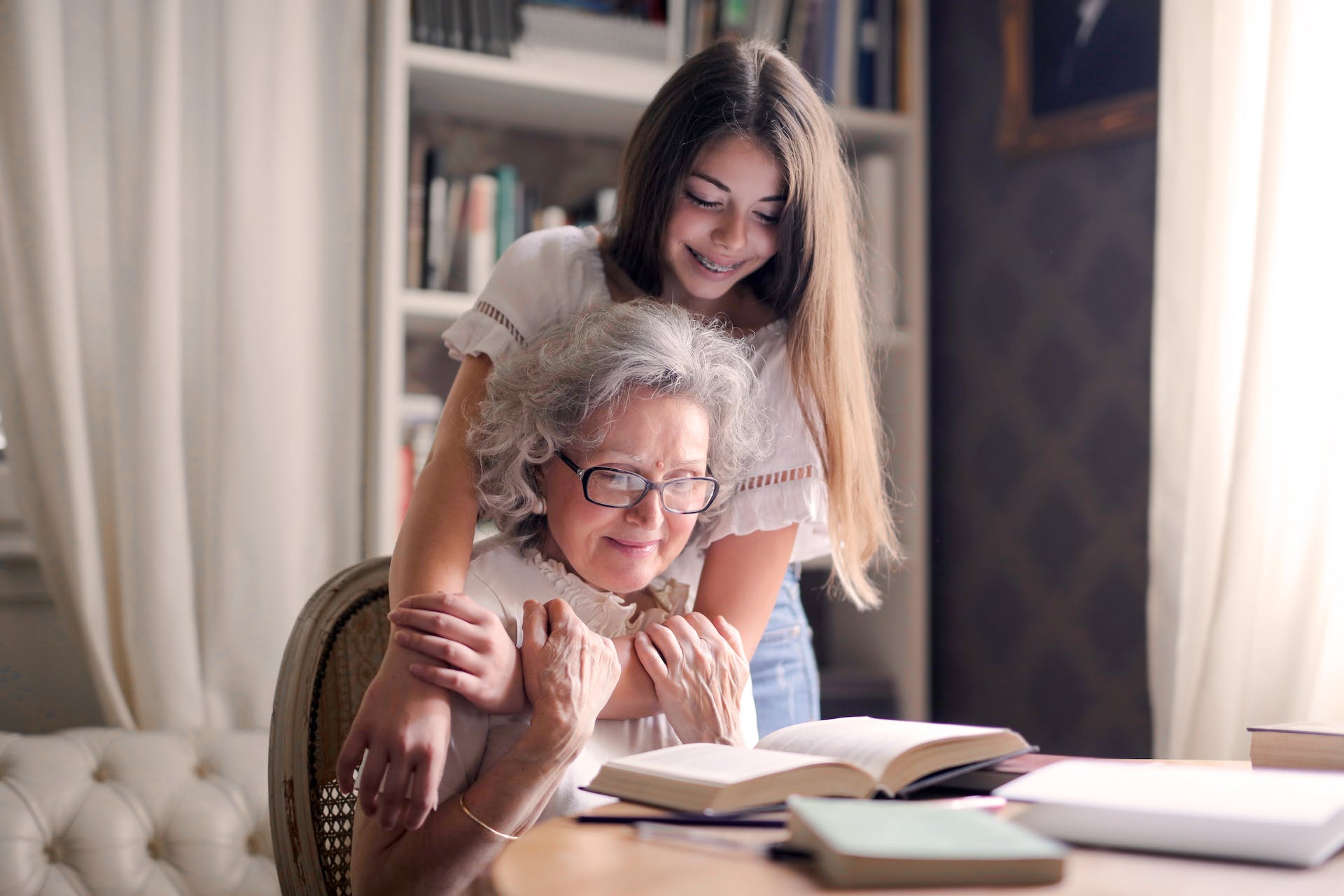 Grandmother and granddaughter | Source: Pexels