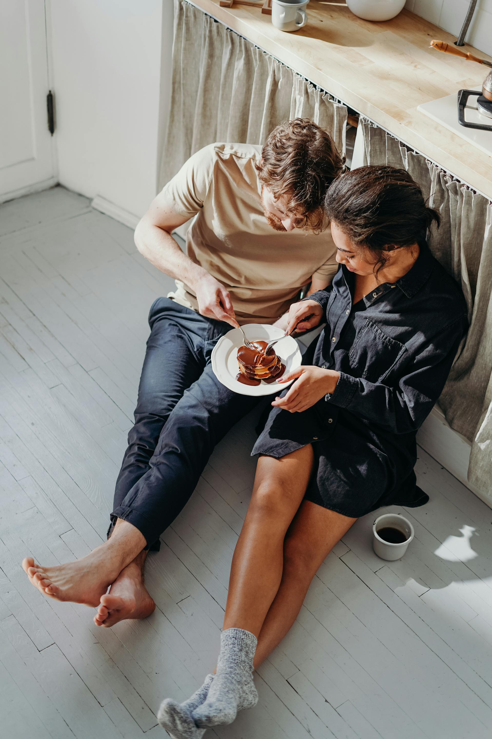 A couple sharing a plate of pancakes | Source: Pexels