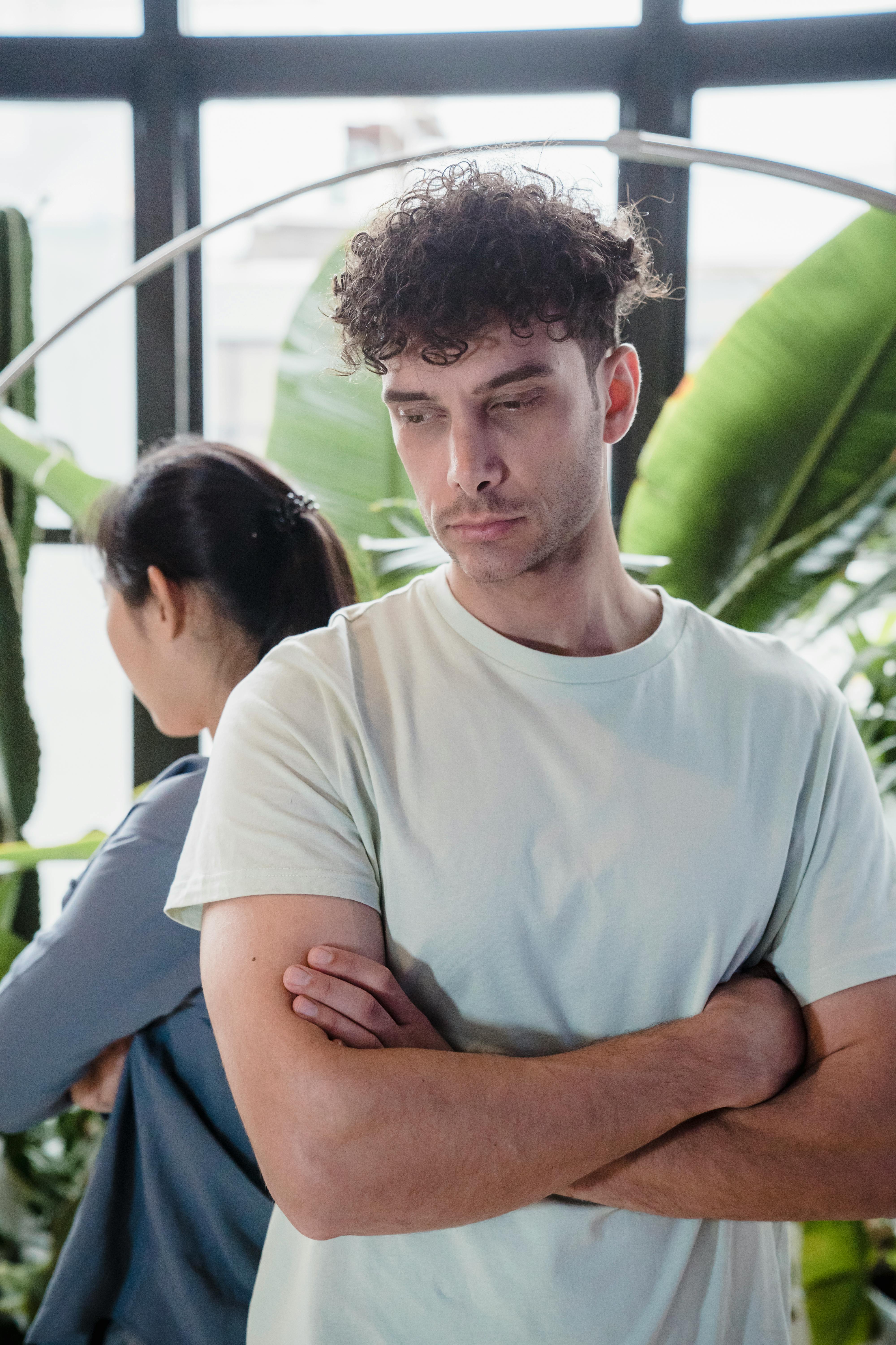 A man and a woman with their backs to each other | Source: Pexels