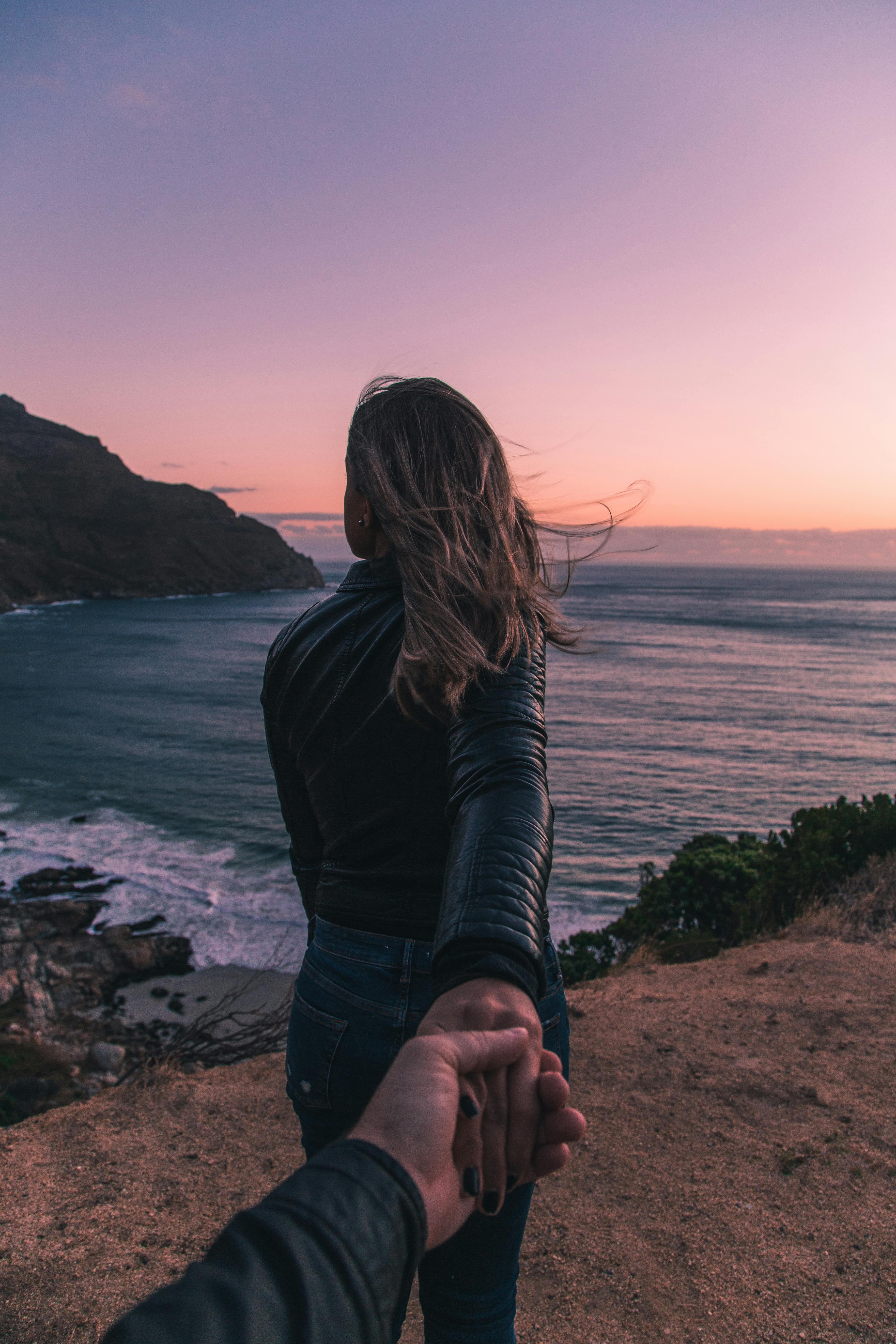 A couple strolling on the beach | Source: Pexels