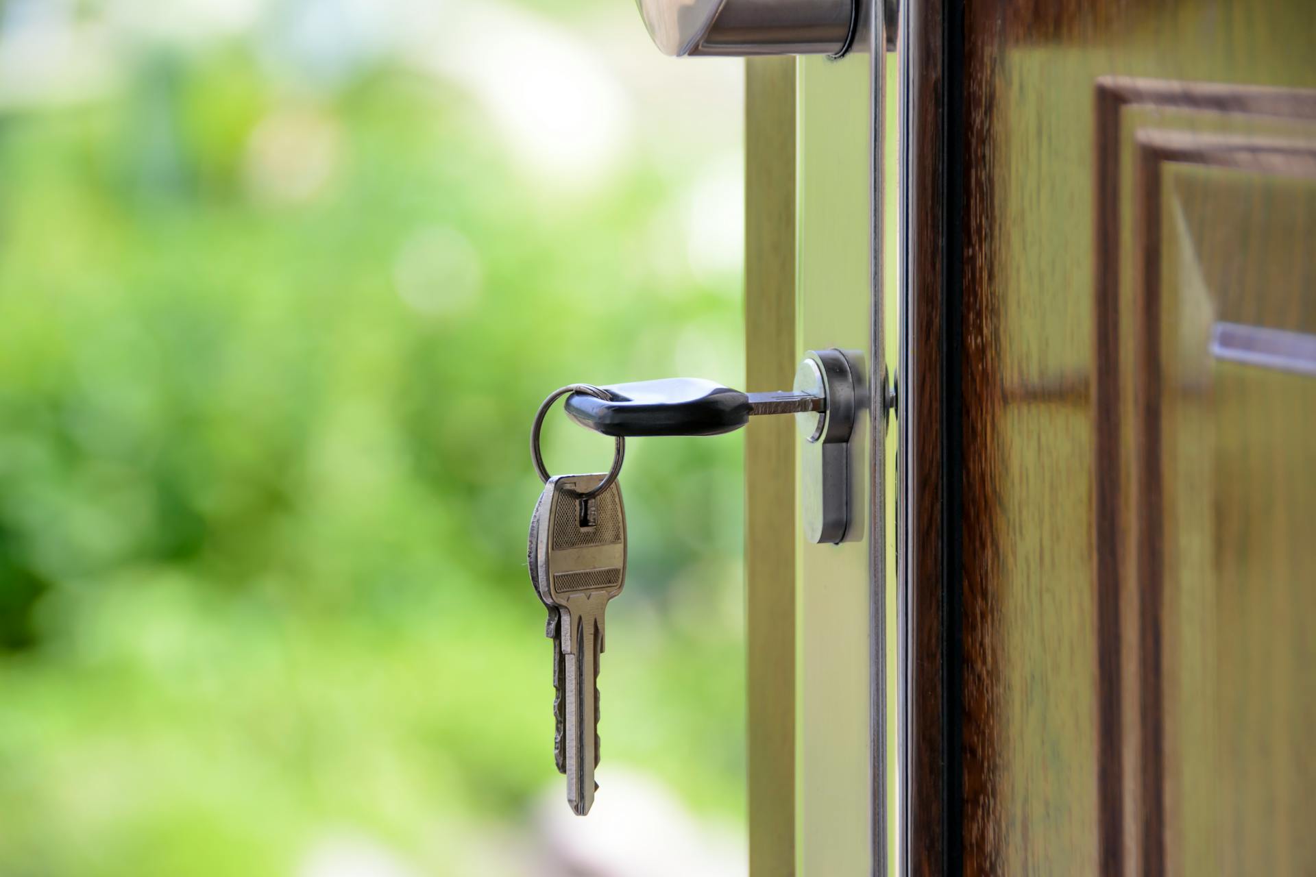 A close-up shot of a doorknob with a key | Source: Pexels