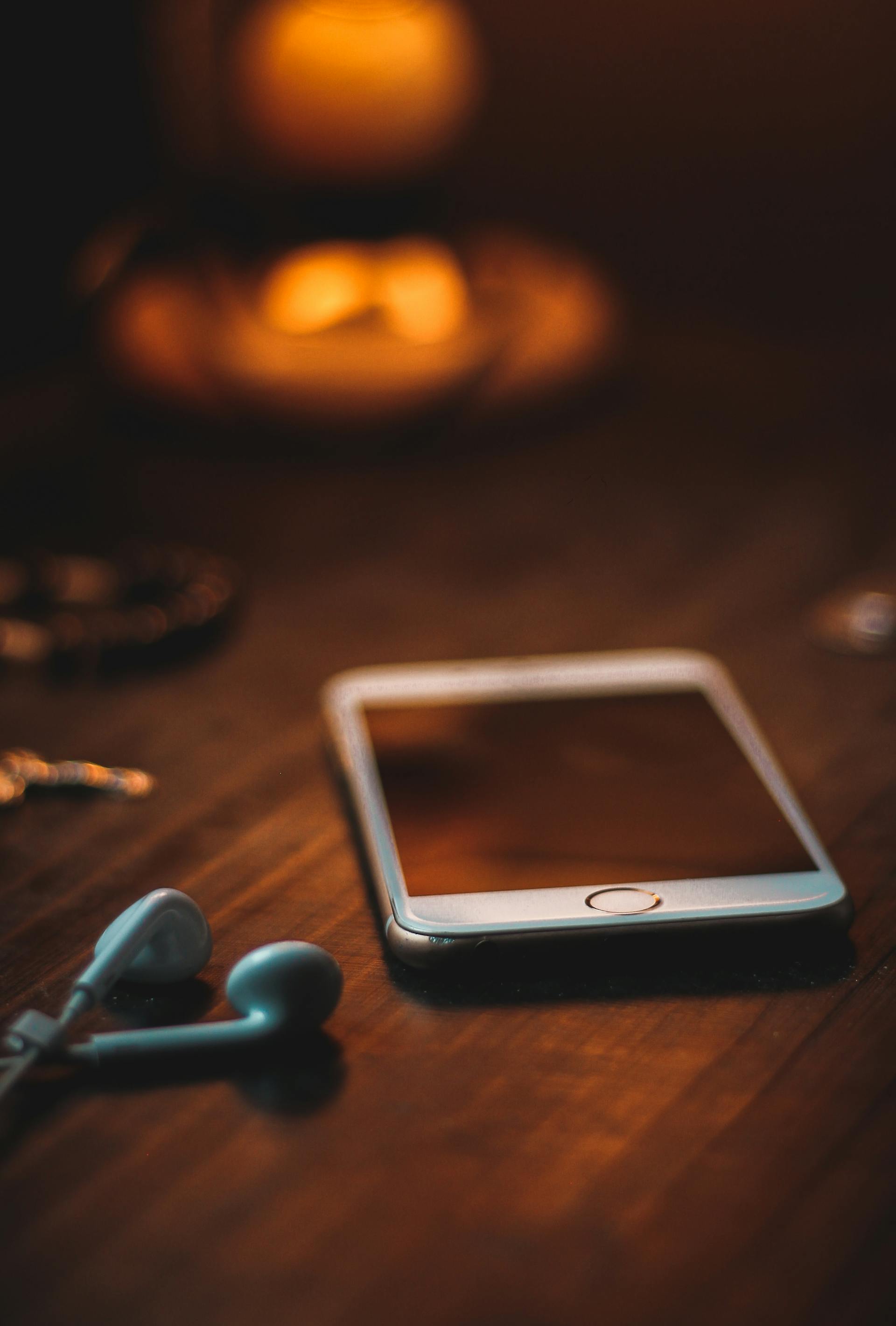 A smartphone on a table | Source: Pexels