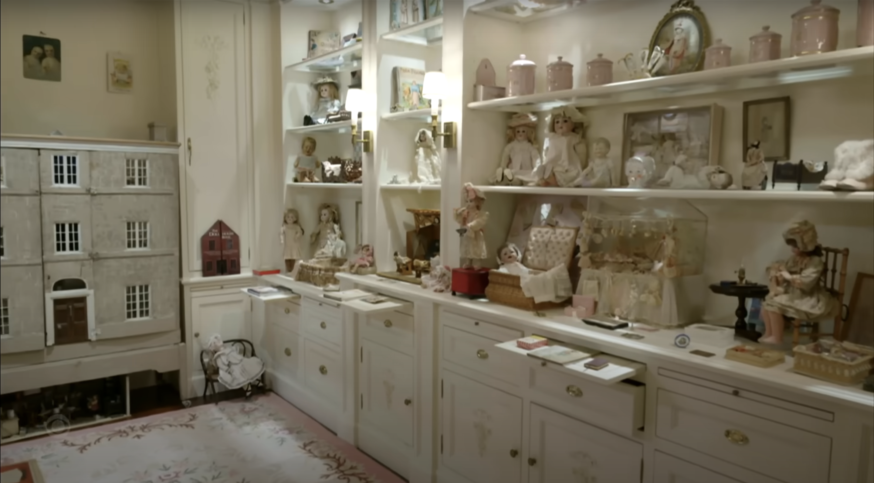 A view inside Barbra Streisand's home, posted on November 14, 2023 | Source: YouTube/The Late Show with Stephen Colbert