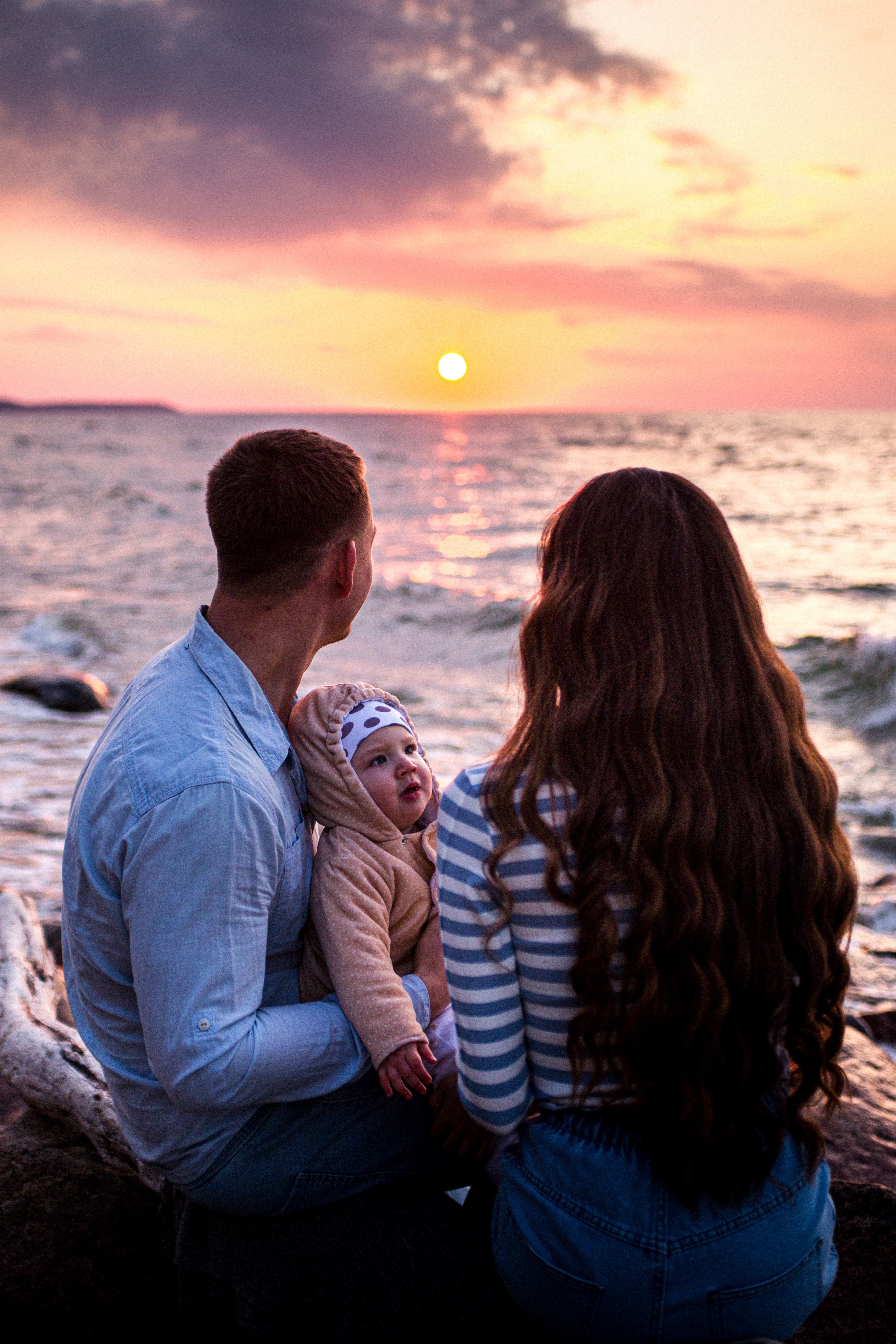 A couple and a baby at the beach | Source: Pexels