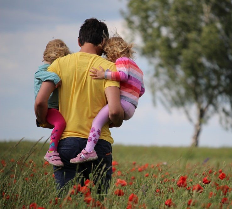 Peter was left to raise his twin children alone | Source: Unsplash