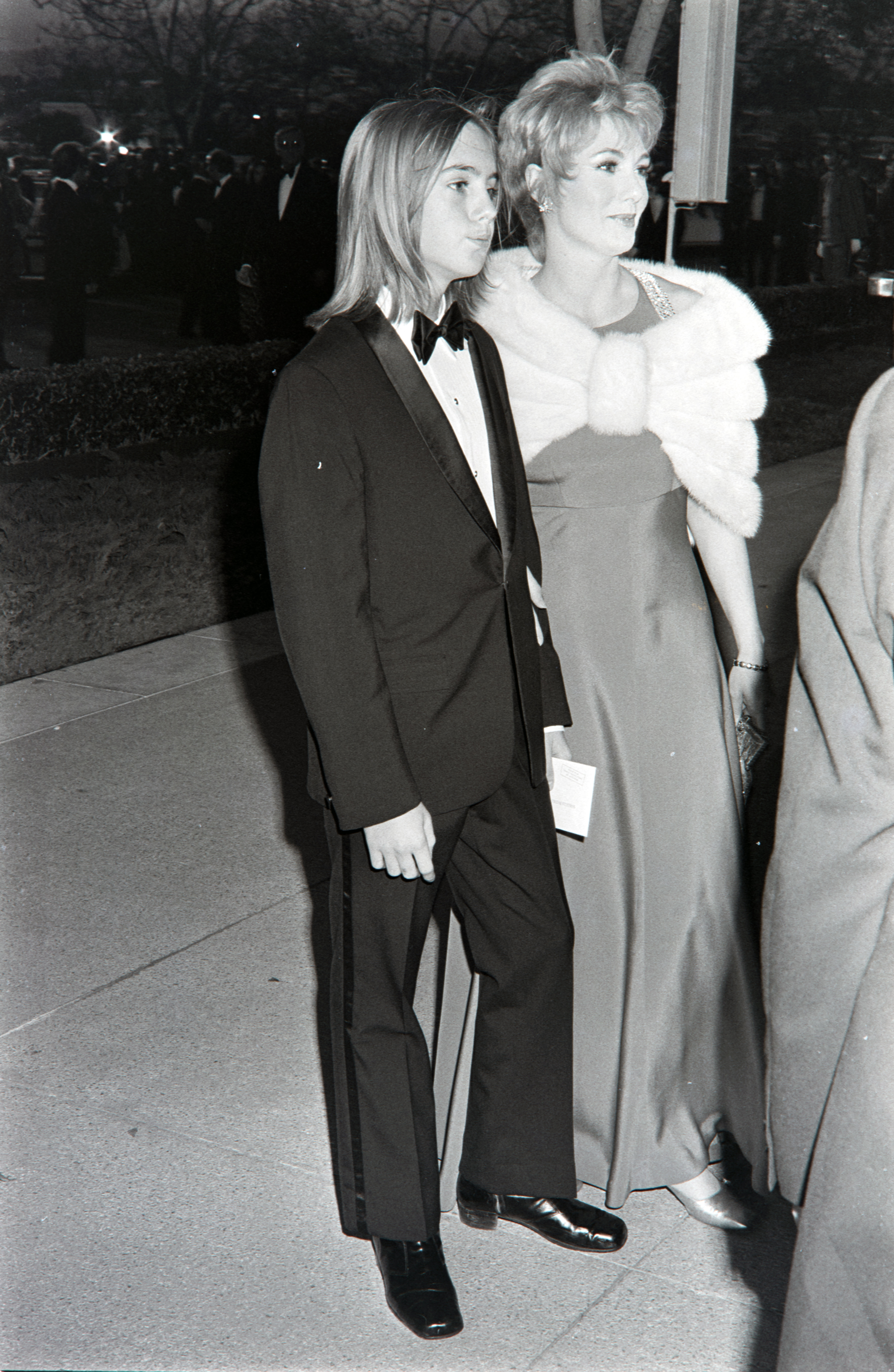 The singer and his mother at the 44th Academy Awards on April 10, 1972, in Los Angeles, California. | Source: Getty Images