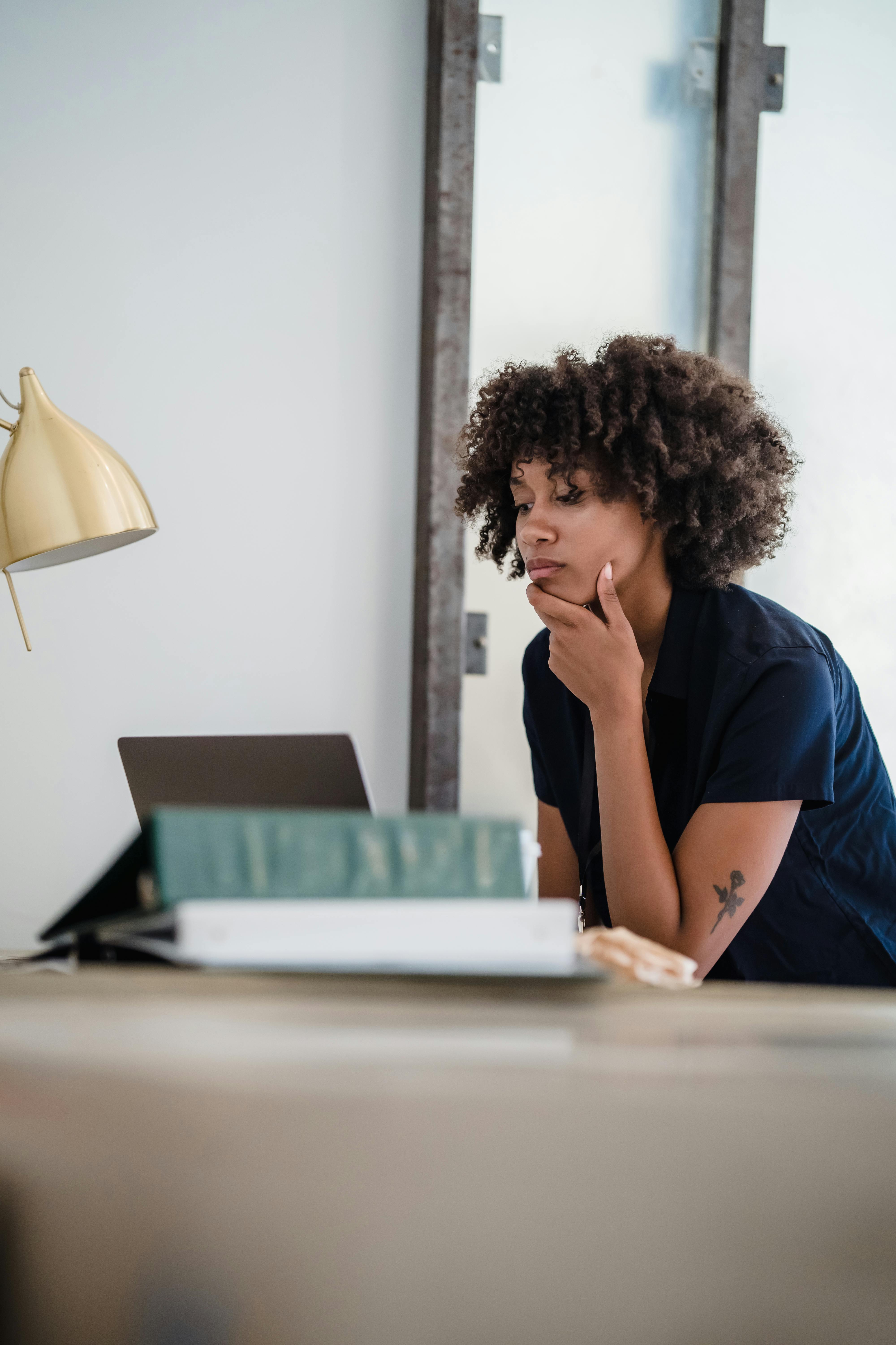 A woman lost in thought | Source: Pexels