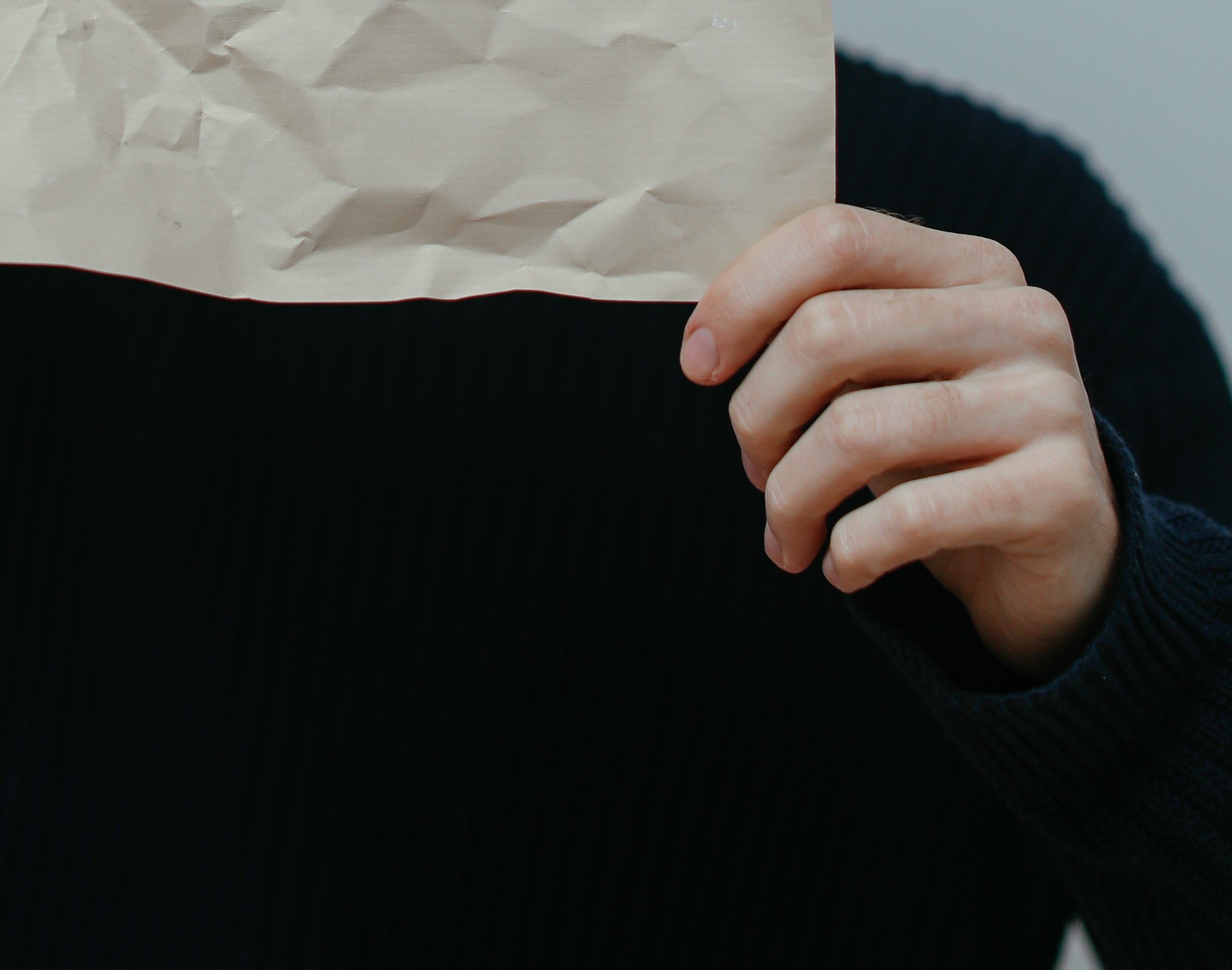 A man reading a crumpled note | Source: Pexels