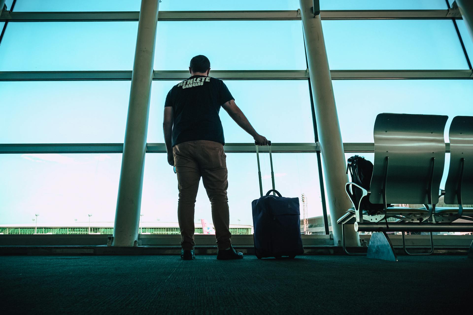 A man standing in an airport | Source: Pexels