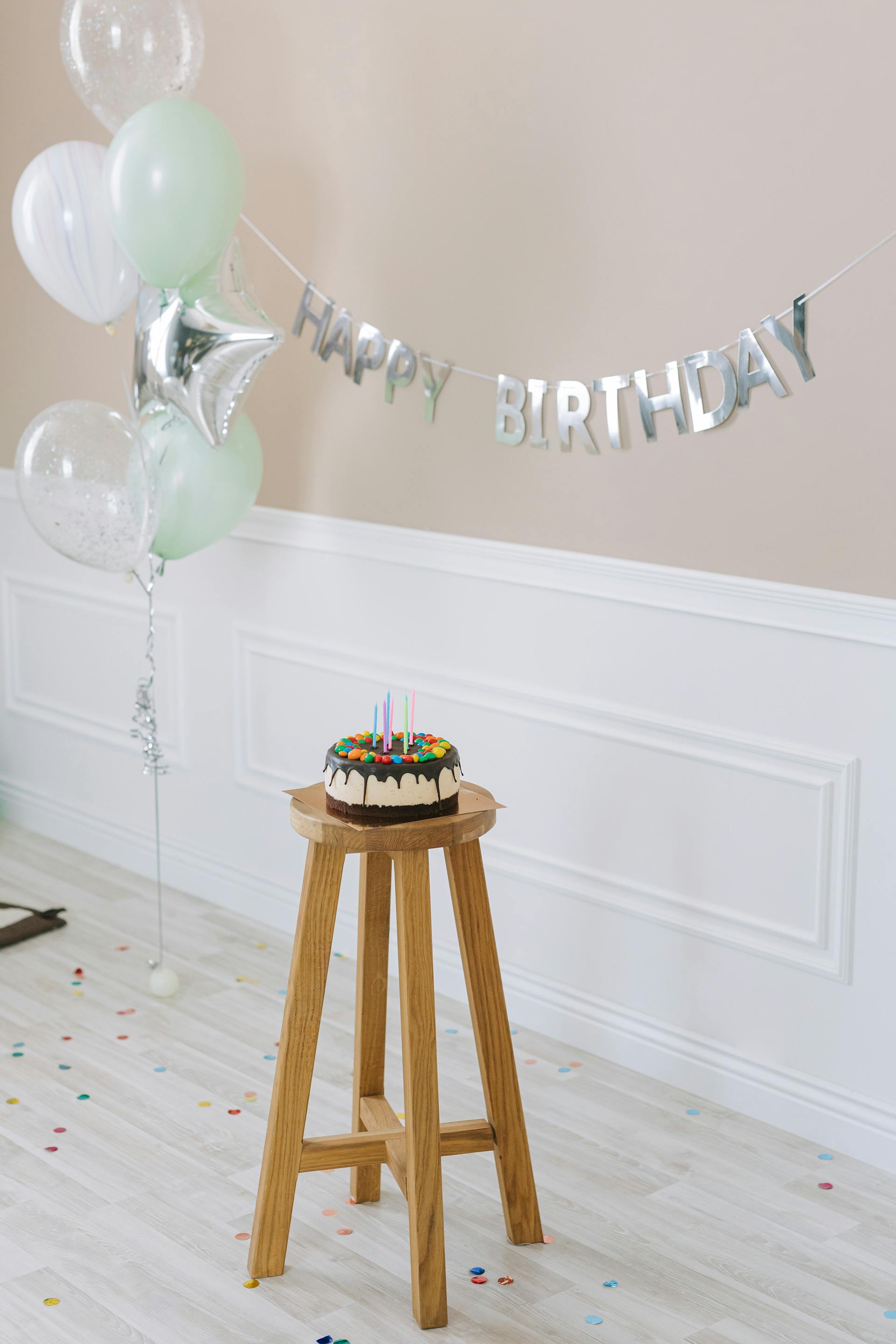 Birthday decorations and a birthday cake | Source: Pexels