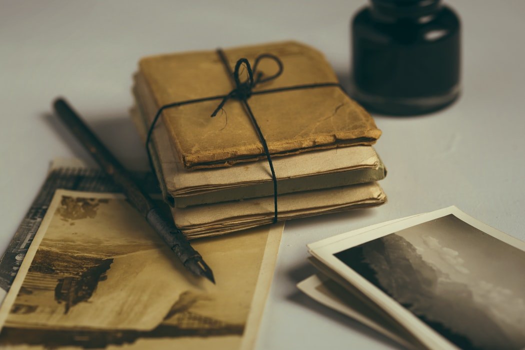 Old letters and photos from the old trunk | Source: Unsplash