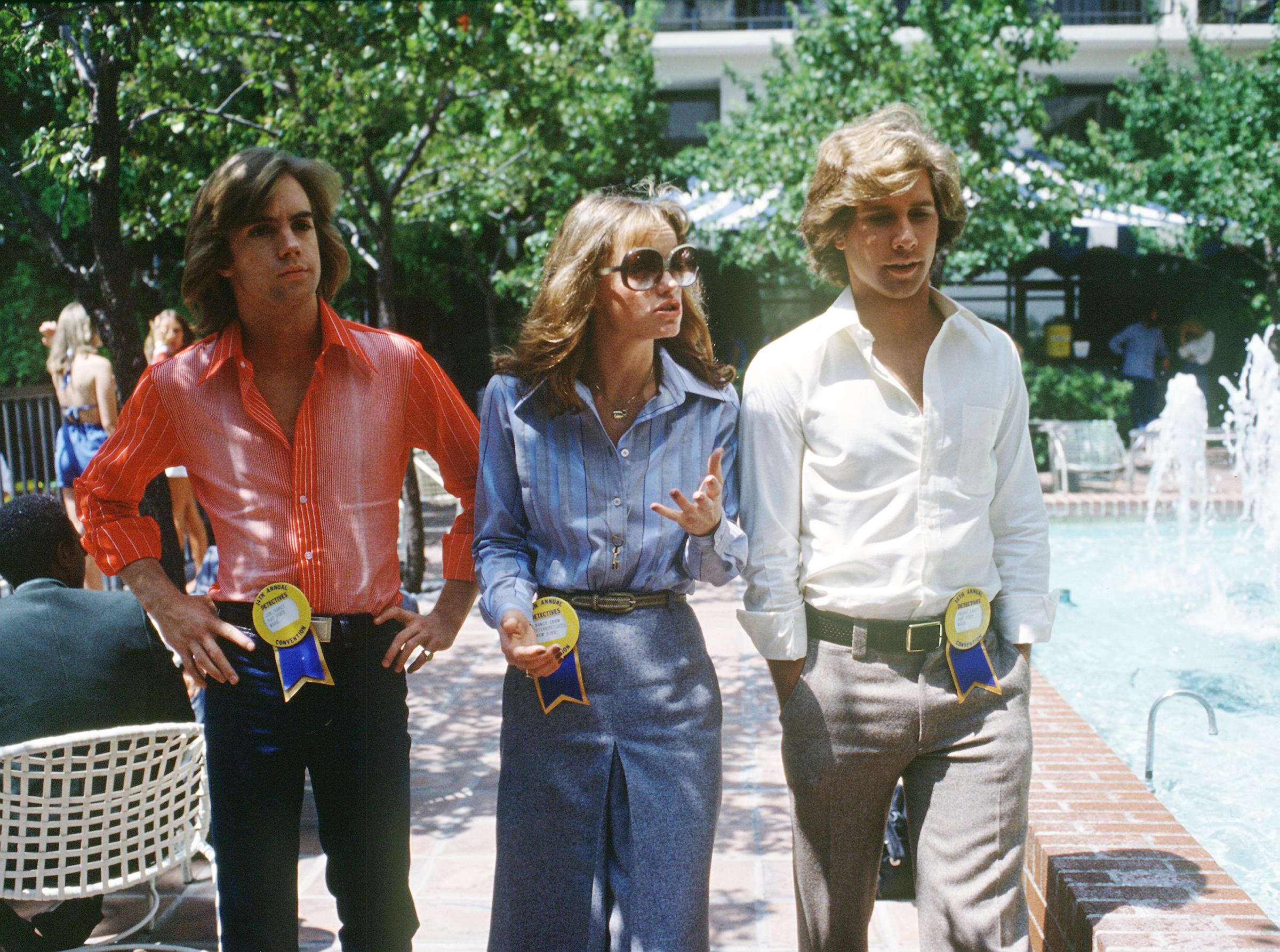 The actor, Pamela Sue Martin, and Parker Stevenson on the set of "The Hardy Boys/Nancy Drew Mysteries," 1977 | Source: Getty Images